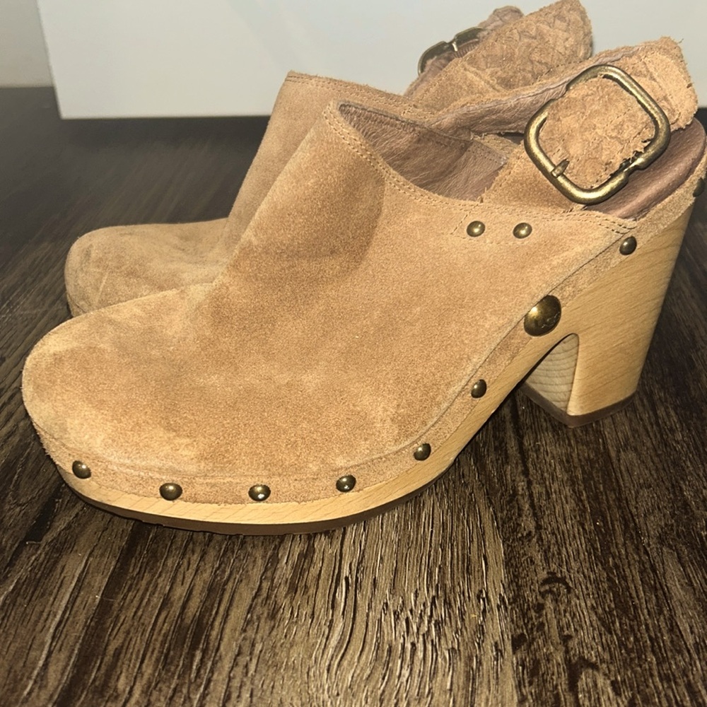 NWOT Ugg Australia Studded Dafni Clogs